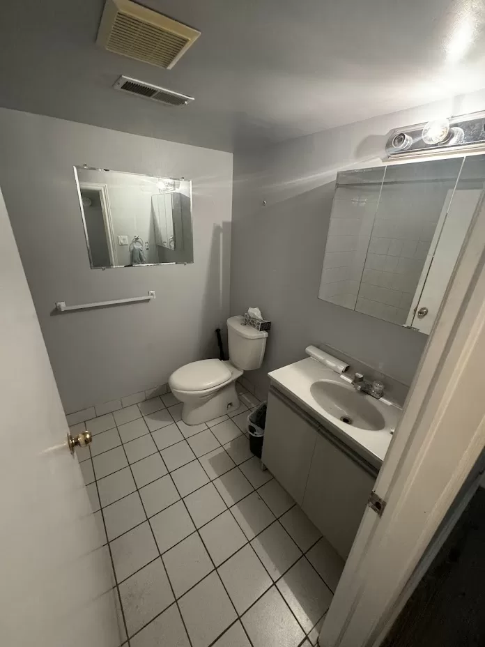 Coxwell Avenue bathroom before 1