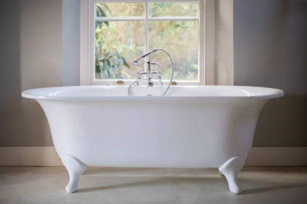 Free standing bath tub