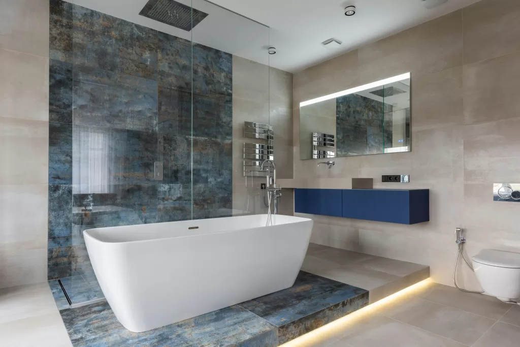 Beautiful open tub in bathroom